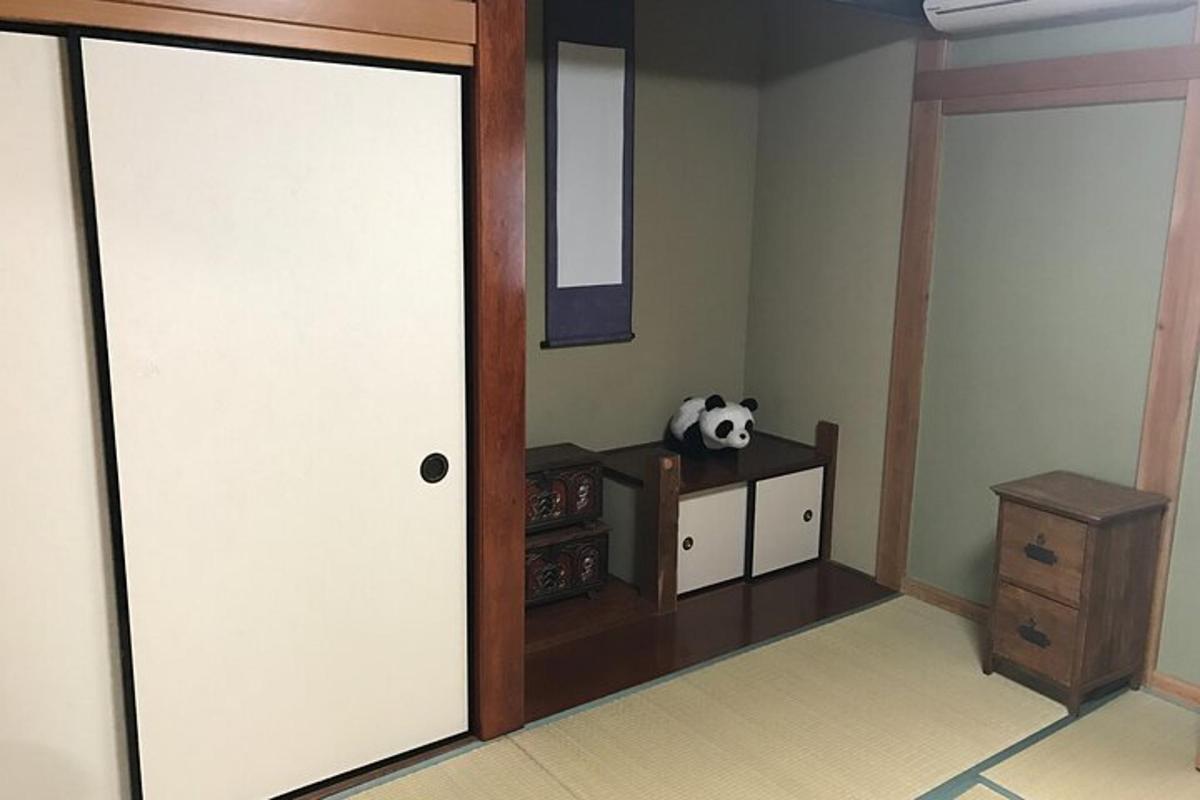 o cameră cu o ușă și un urs panda pe o masă