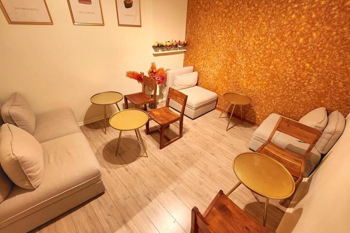 pemandangan atas ruang tamu dengan sofa dan meja