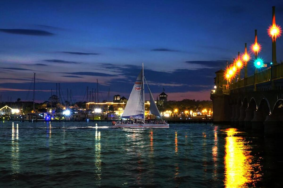 una barca a vela in acqua di notte