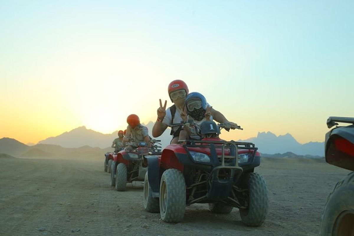 sekumpulan orang menunggang atv di padang pasir