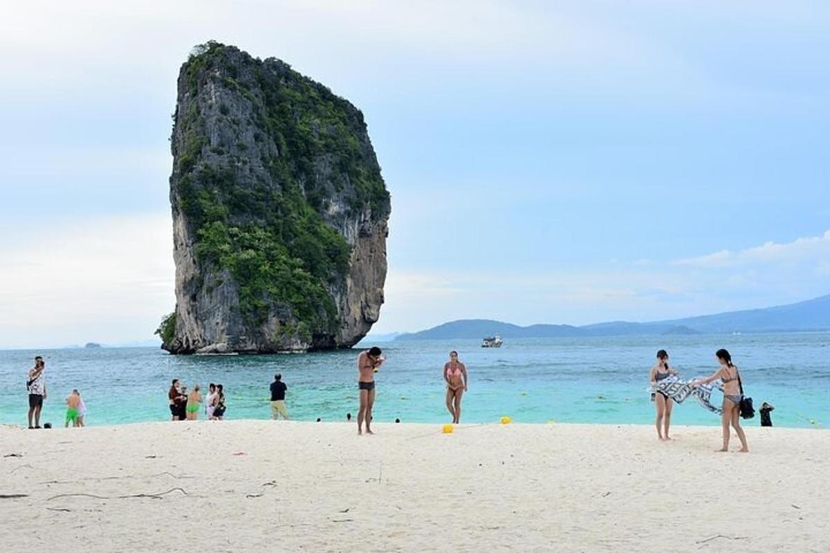 eine Gruppe von Menschen steht an einem Strand