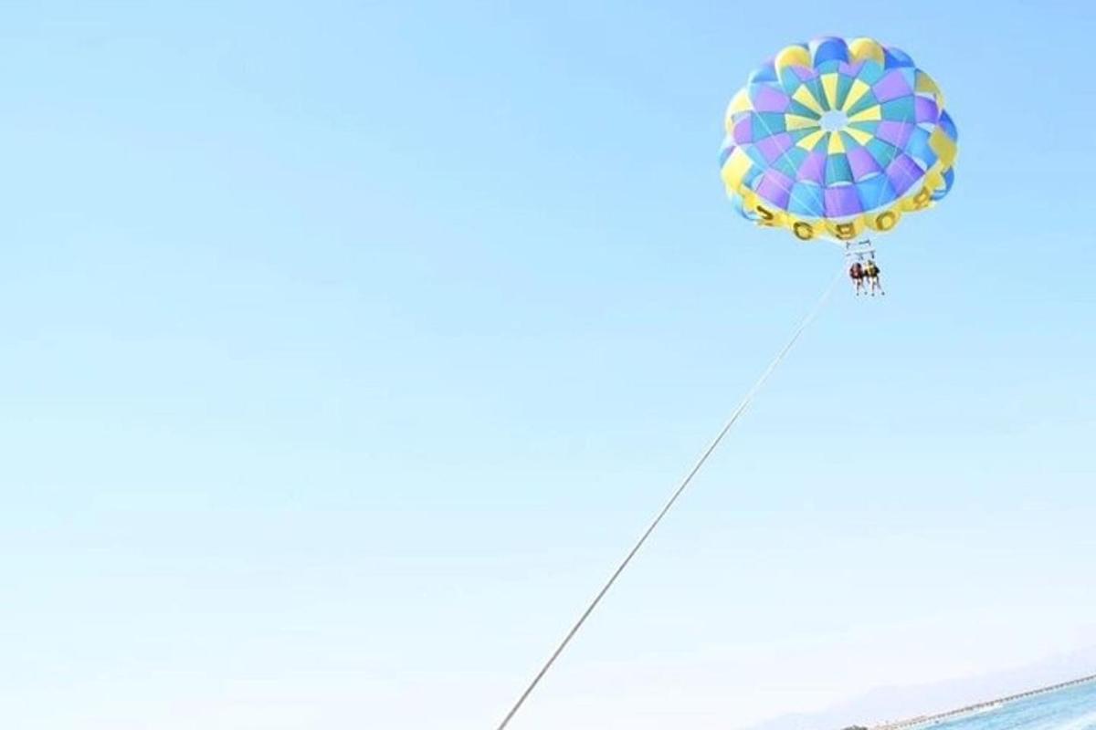 flugdreki sem flýgur á himninum yfir ströndinni