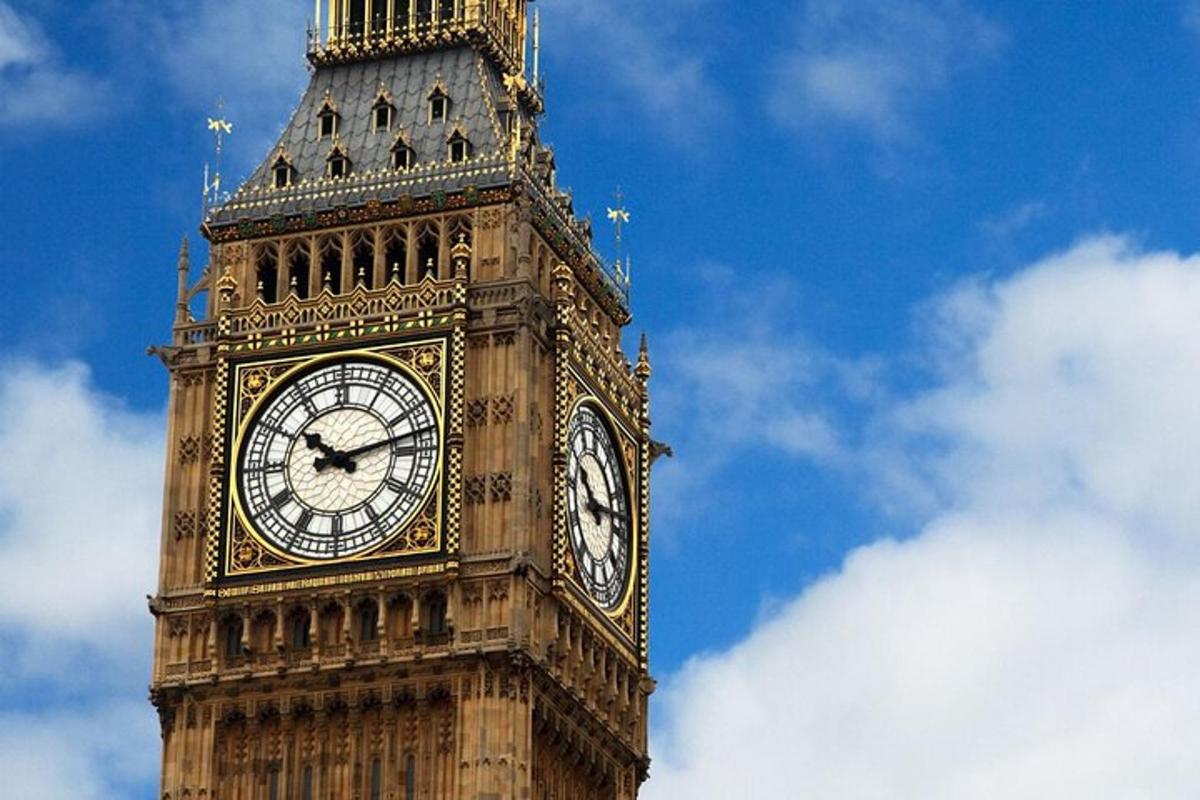 Una torre de reloj alta con un reloj encima