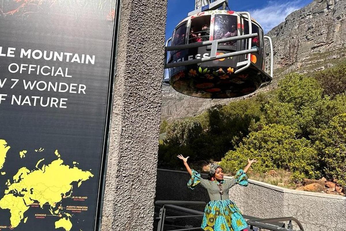 uma mulher está parada na frente de uma montanha-russa