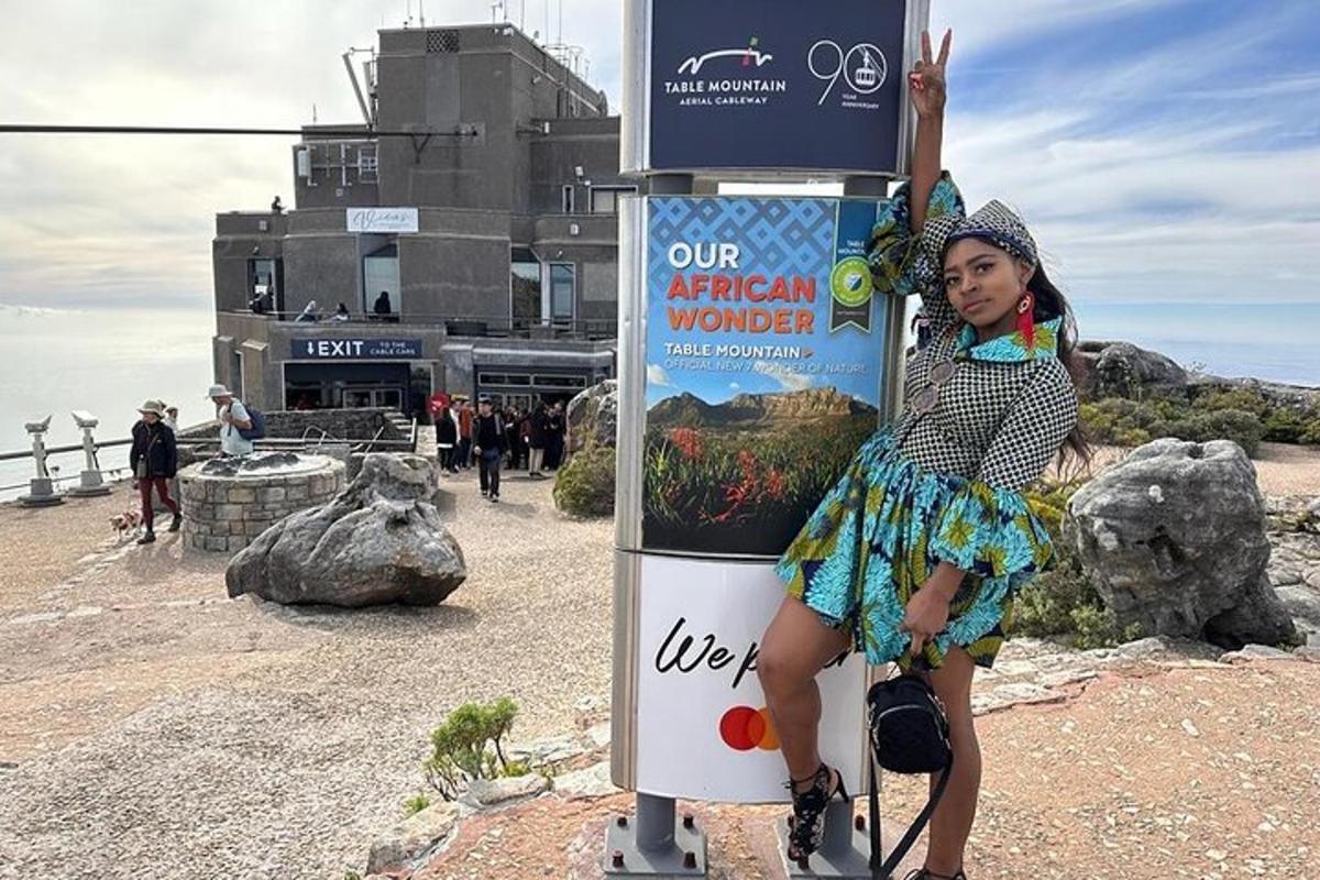 uma garota sentada em cima de uma placa