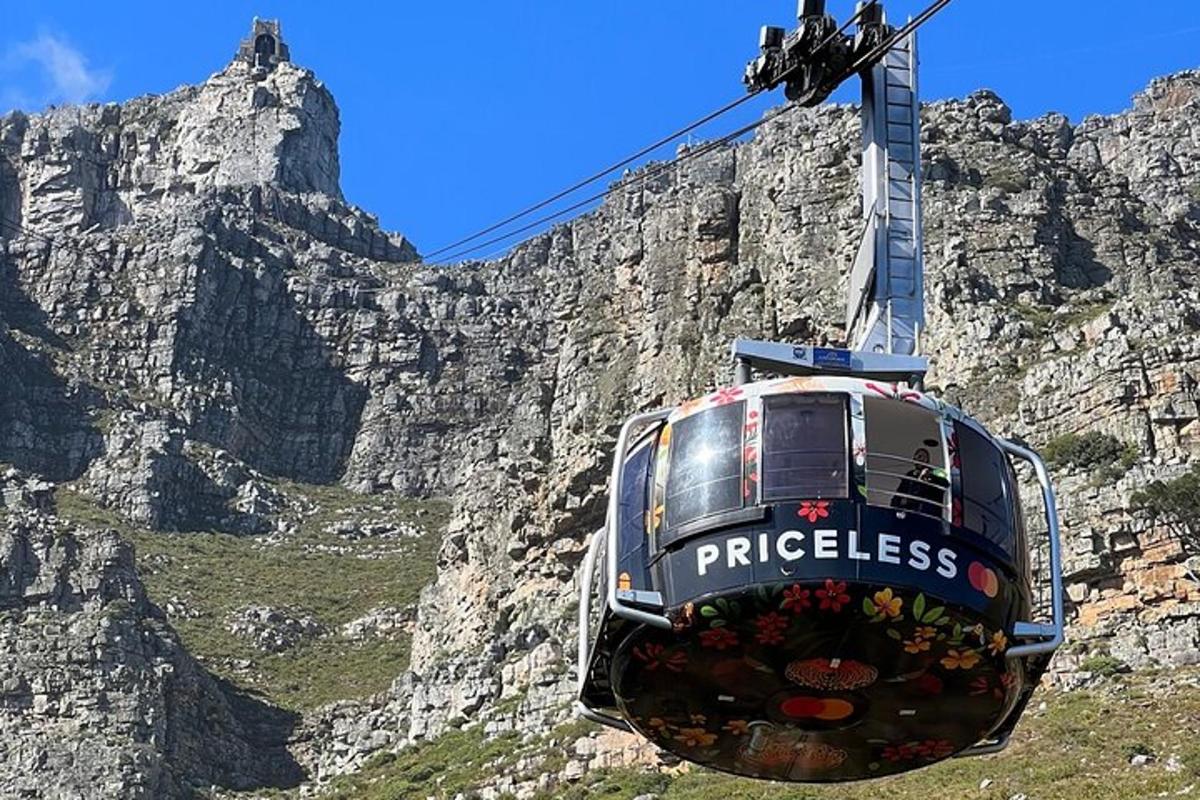 um teleférico em frente a uma montanha