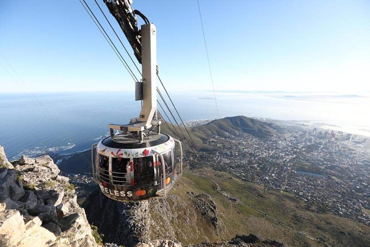 um teleférico sobre a borda de uma montanha