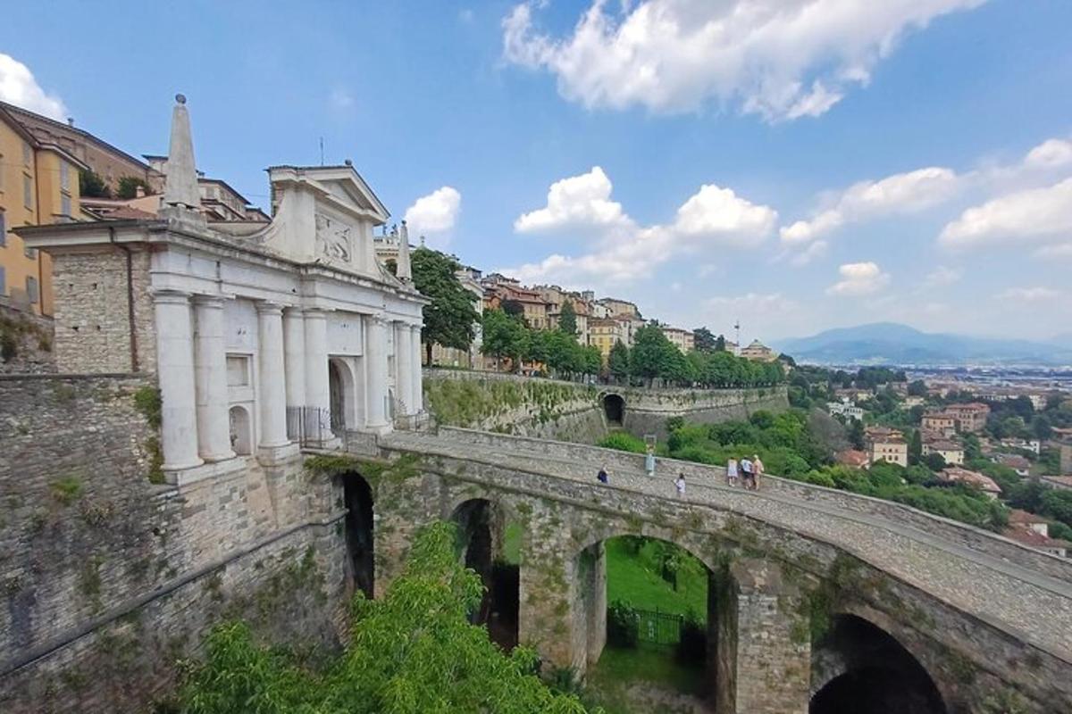 eine alte Brücke mit Menschen, die darauf laufen