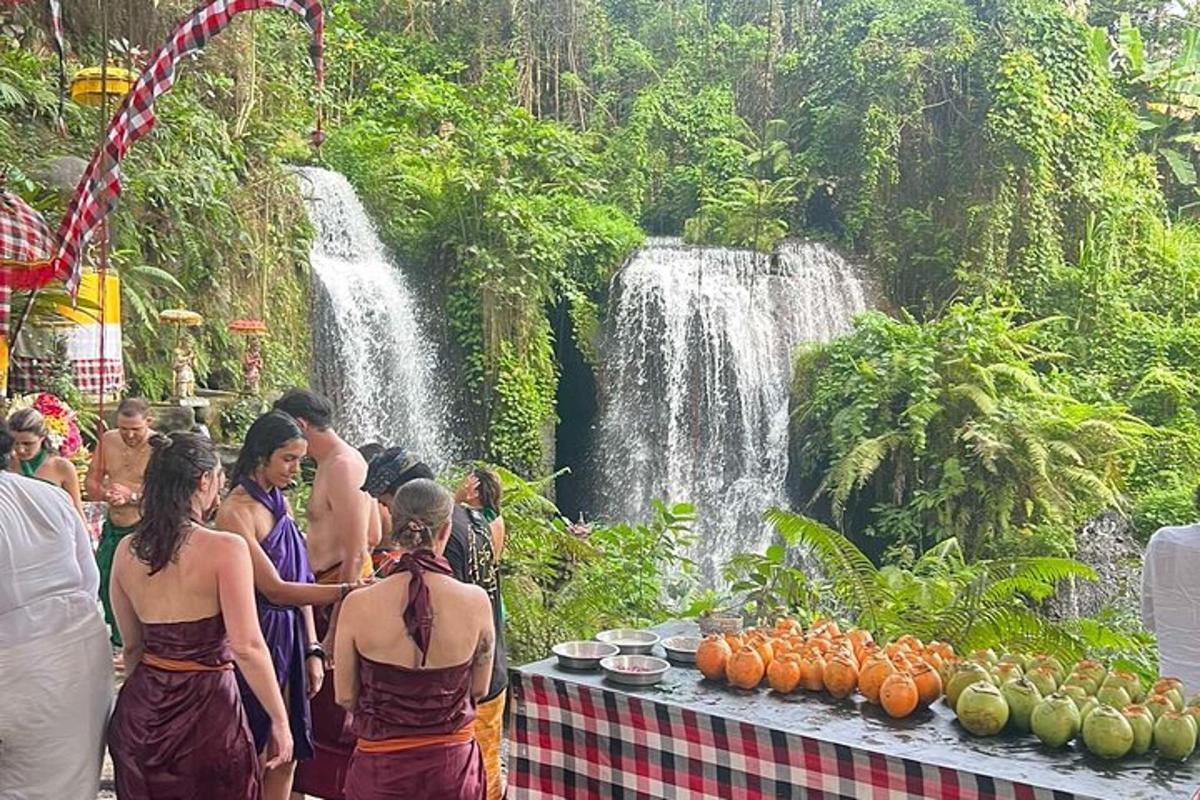 un grup de persones dempeus davant d'una cascada