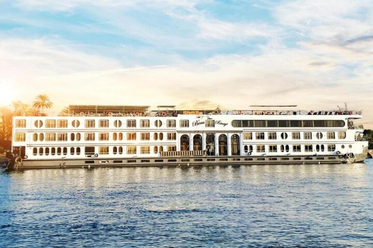 un gran edifici blanc sobre l'aigua a l'aigua