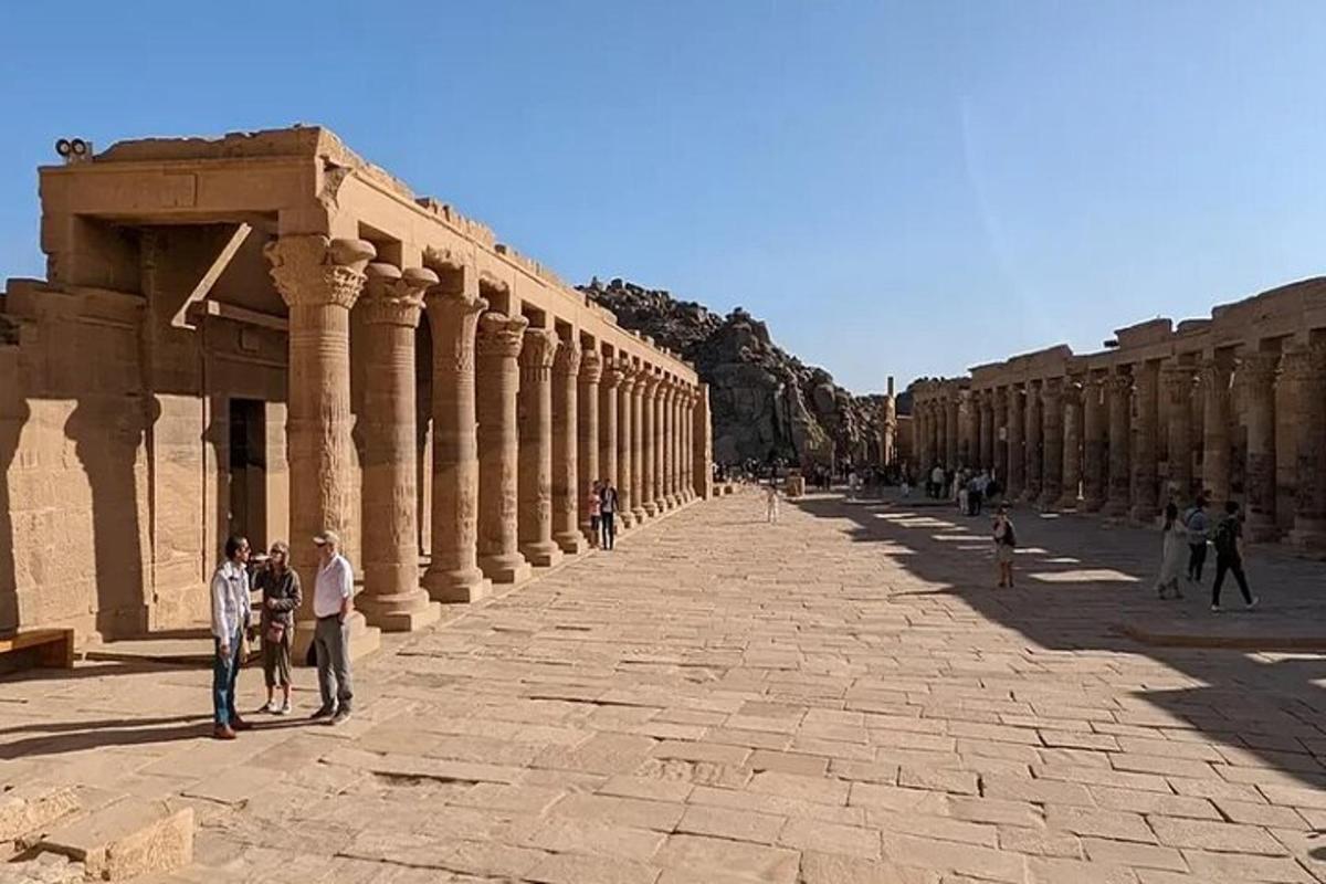un grup de persones que es troben fora d'un edifici