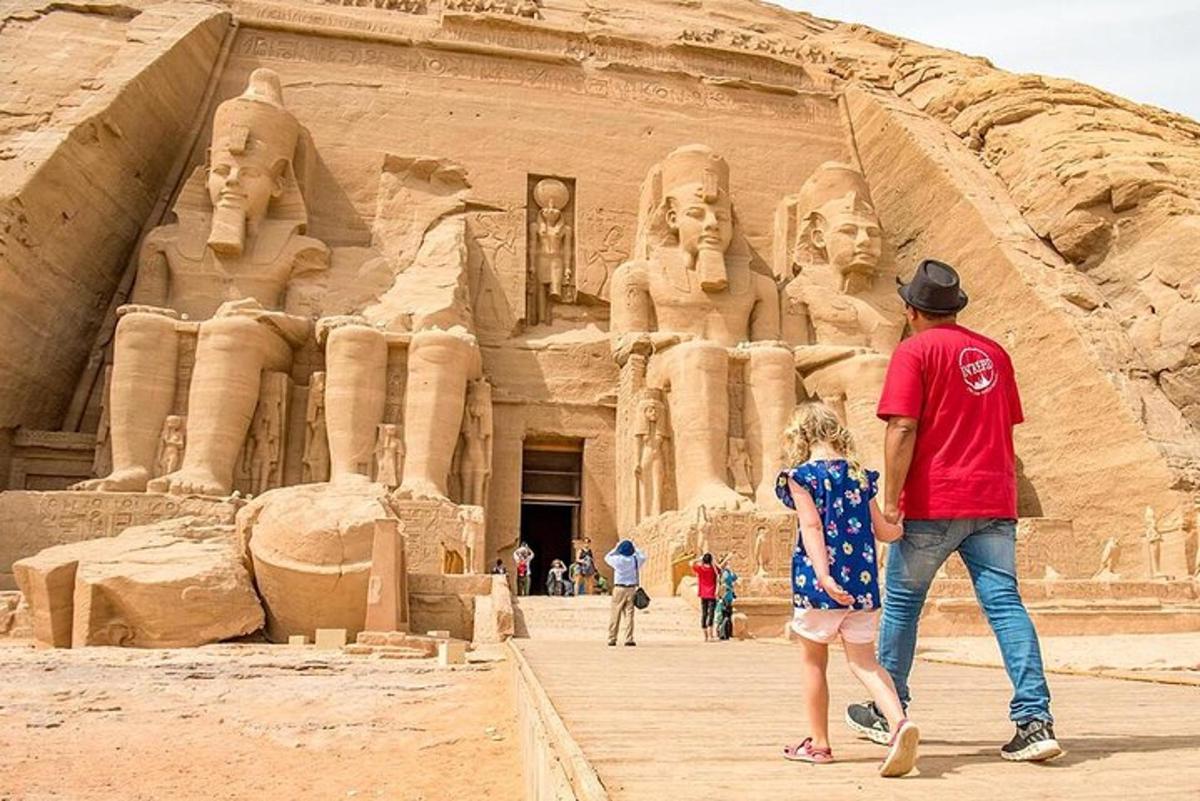 Un hombre y un niño pequeño caminando frente a Anaraoh.