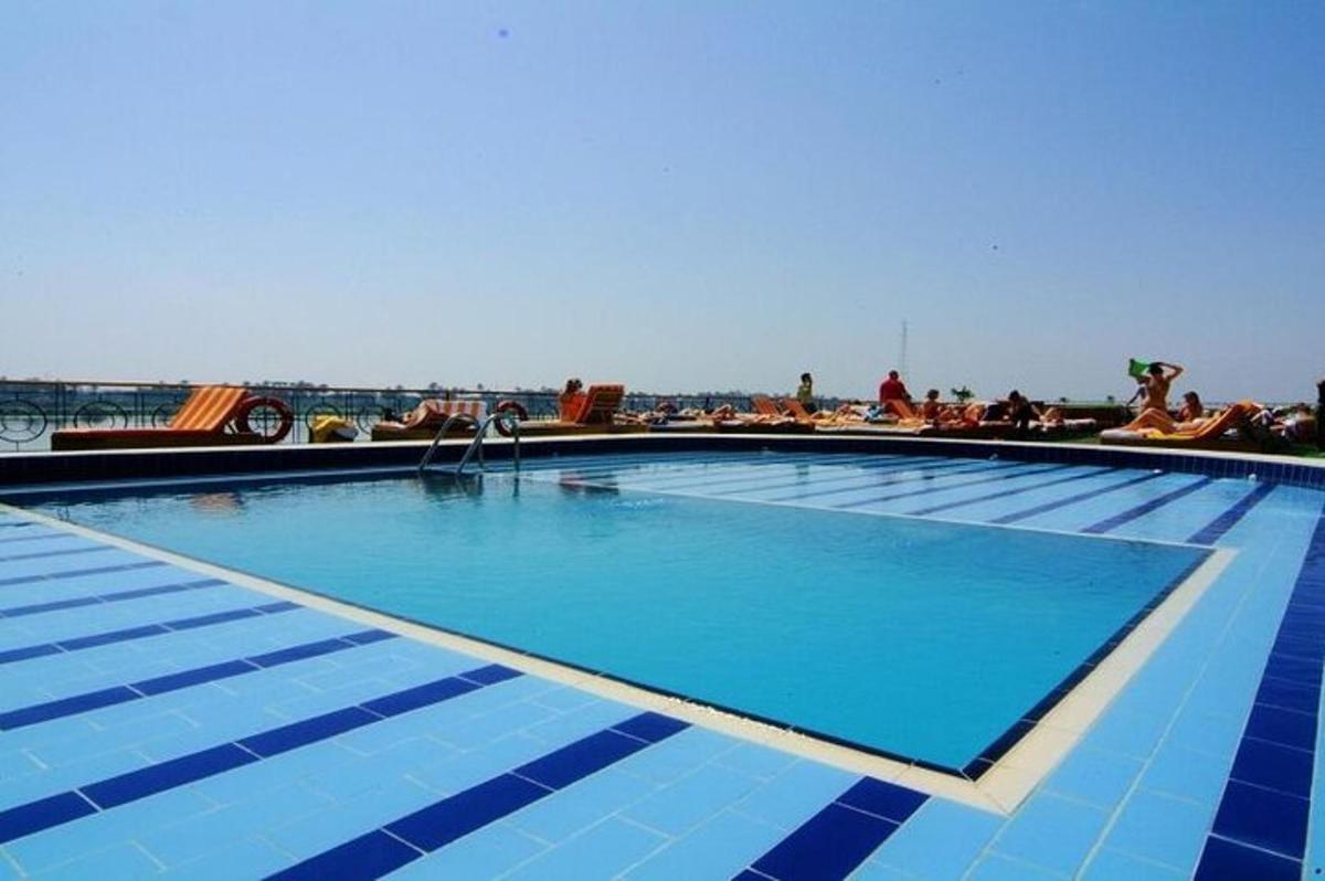 una piscina a la teulada d'un complex turístic
