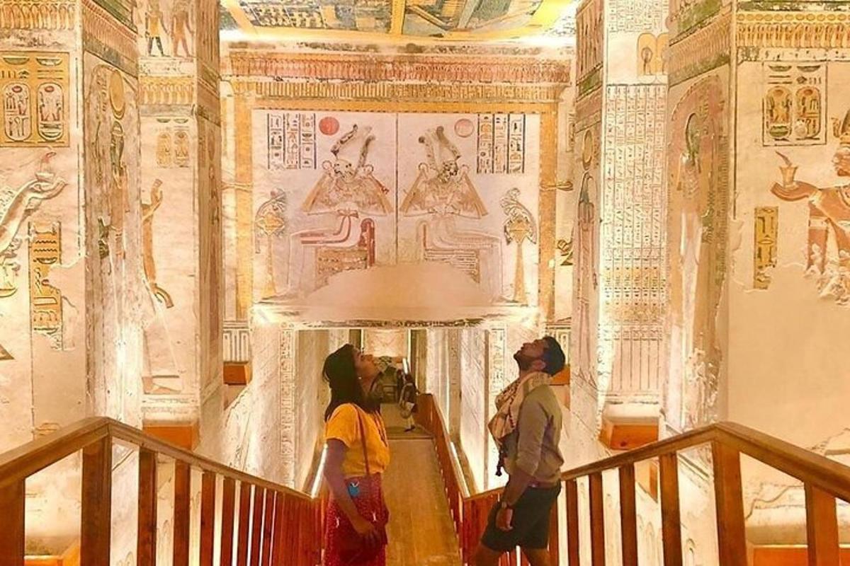 to personer tar et bilde av et maleri på et museum