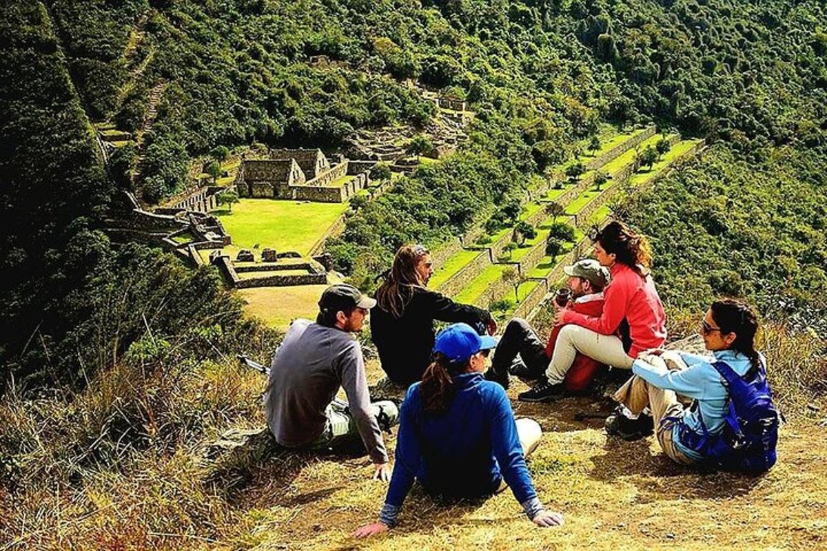 un gruppo di persone sedute in cima a una collina
