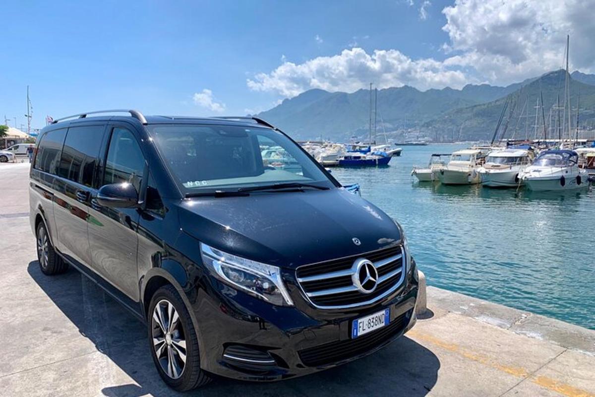 Ένα βαν Mercedes Benz παρκαρισμένο δίπλα σε μια μαρίνα