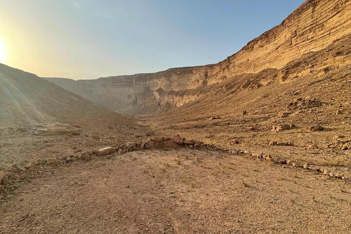 una strada sterrata in mezzo a una montagna