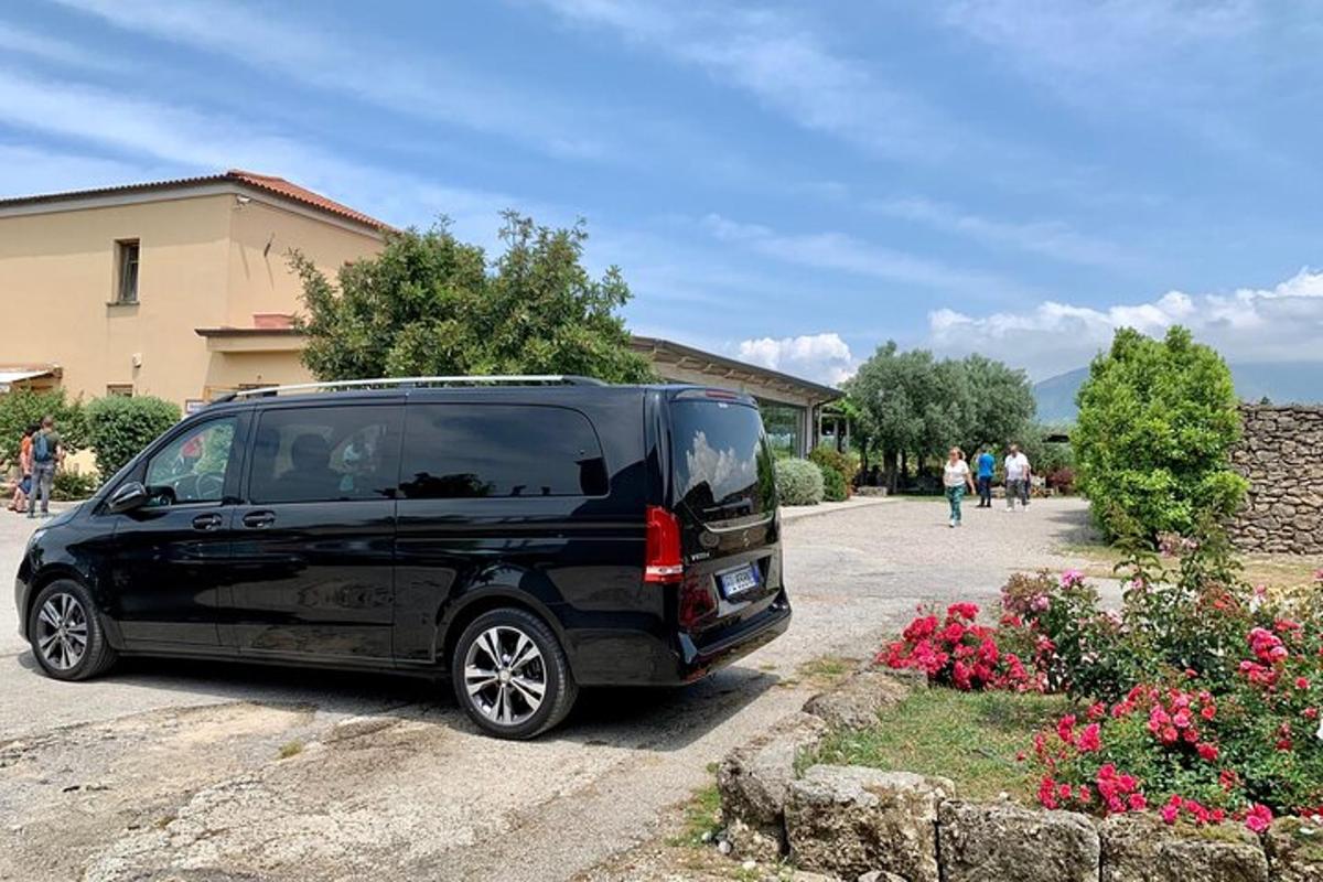 černá dodávka zaparkovaná na parkovišti