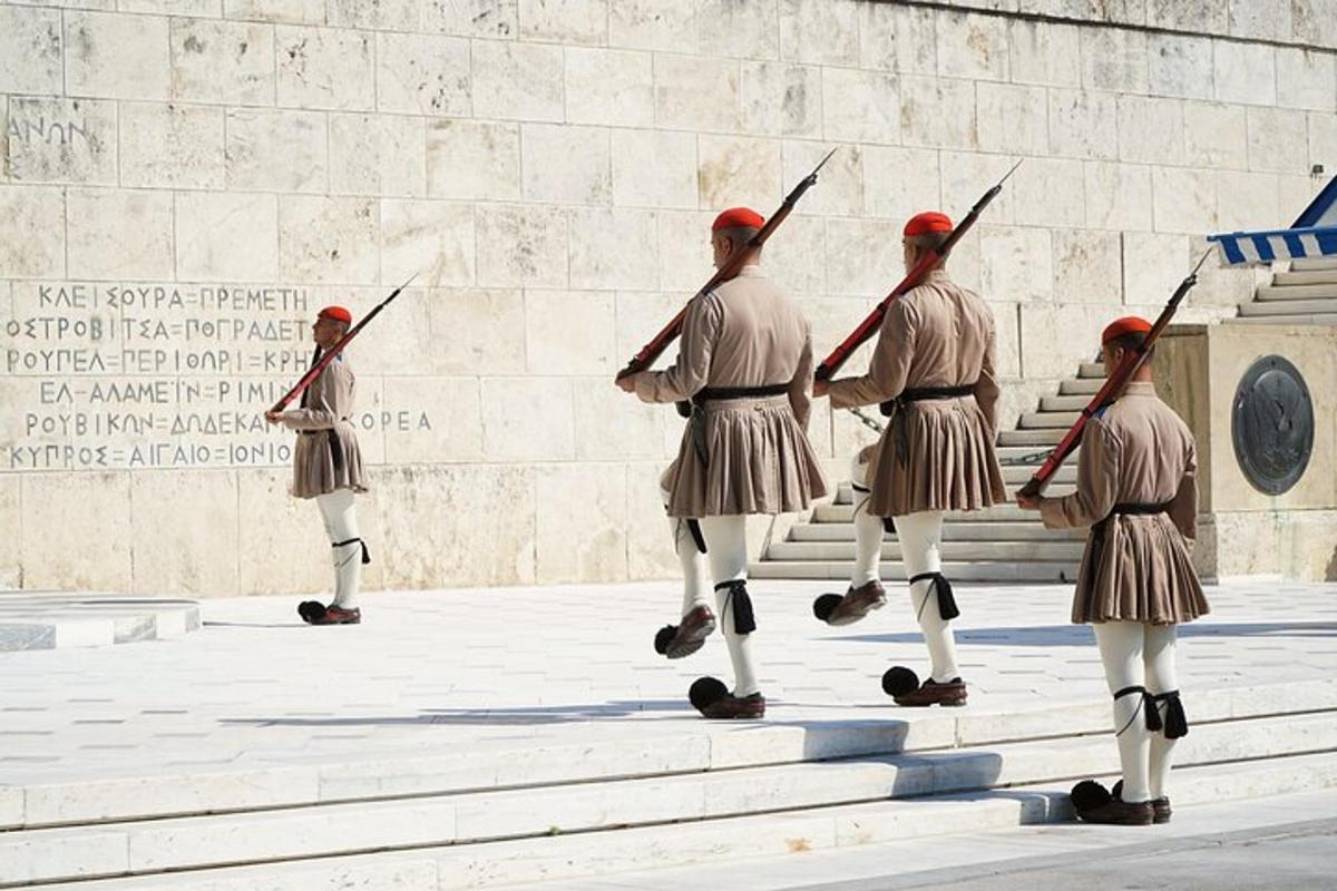 skupina mužů v uniformách jdoucích po schodech