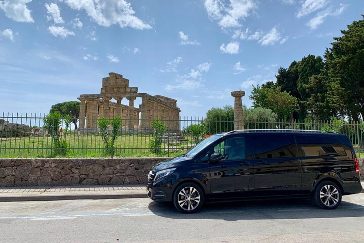 un furgone nero parcheggiato in un parcheggio di fronte a un edificio