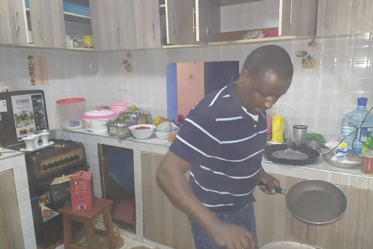 un uomo in piedi in una cucina che prepara il cibo