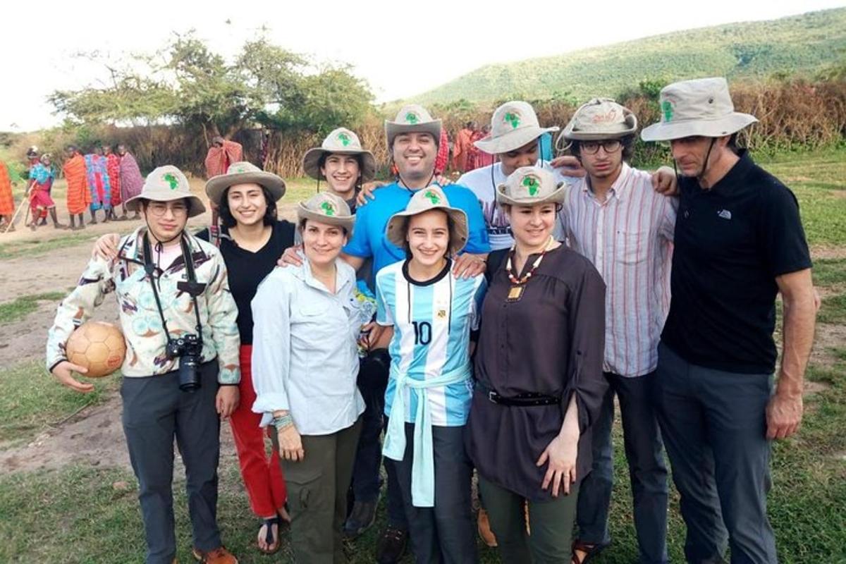 un grup de oameni purtând pălării care pozează pentru o fotografie