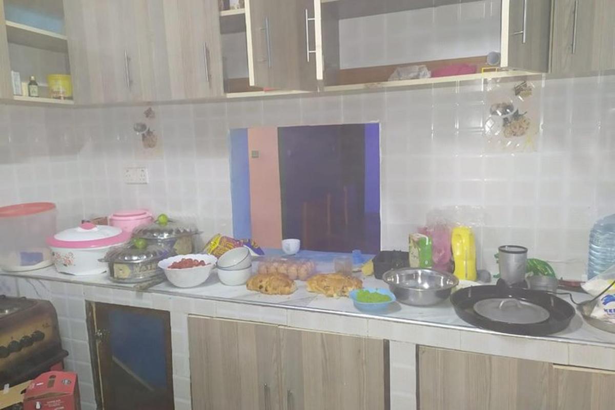 un piano di lavoro della cucina con del cibo sopra