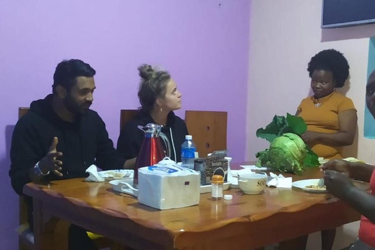 un gruppo di persone sedute attorno a un tavolo
