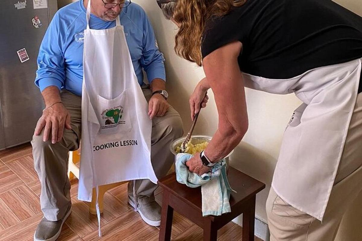 una donna è in piedi accanto a un uomo con un grembiule
