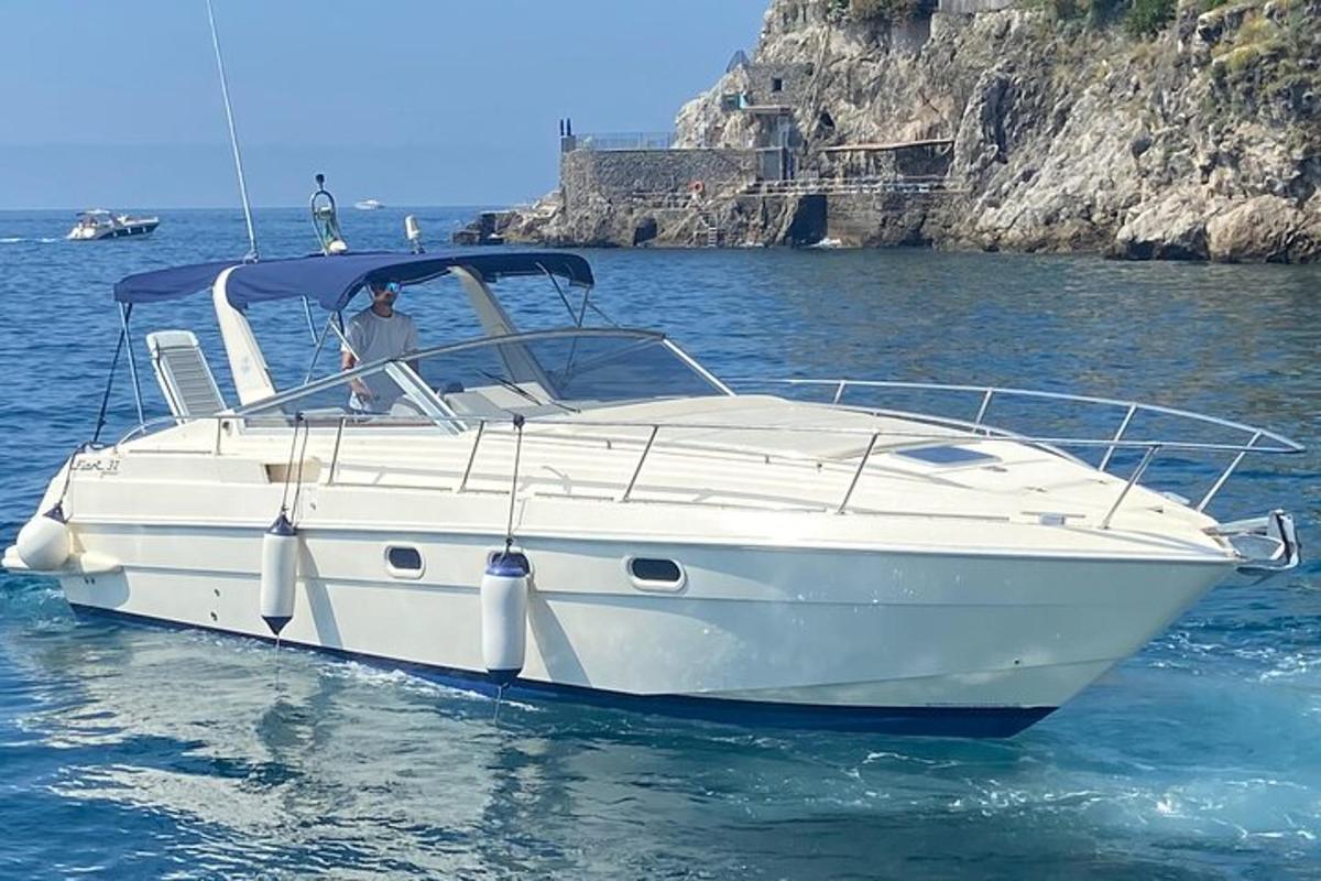 moški na belem čolnu v vodi