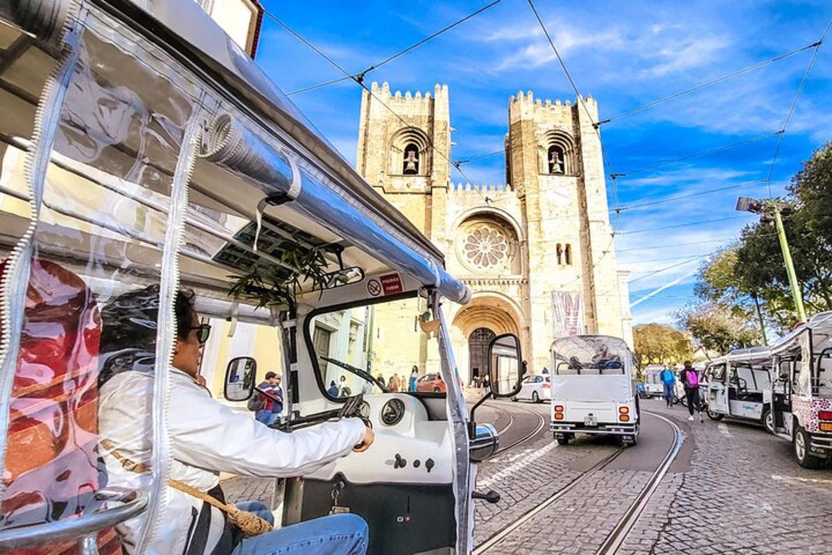 muž šoférujúci autobus pred kostolom