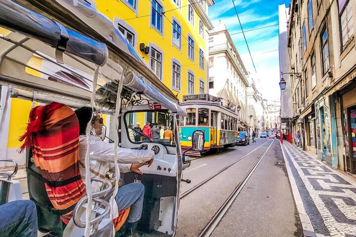 autobus idúci po mestskej ulici s