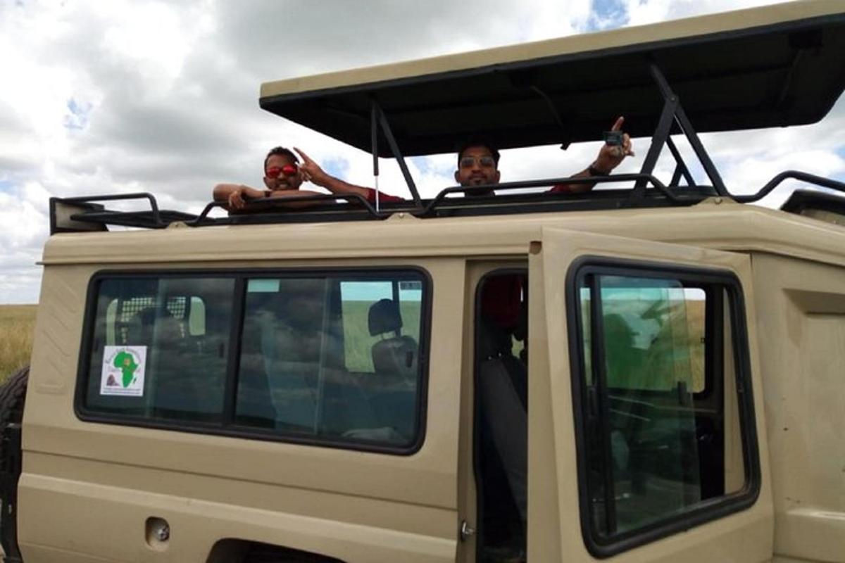 due persone sedute sul tetto di una jeep
