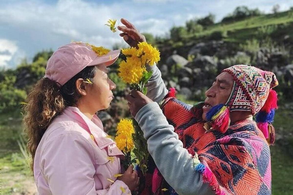 un uomo e una donna con fiori in testa