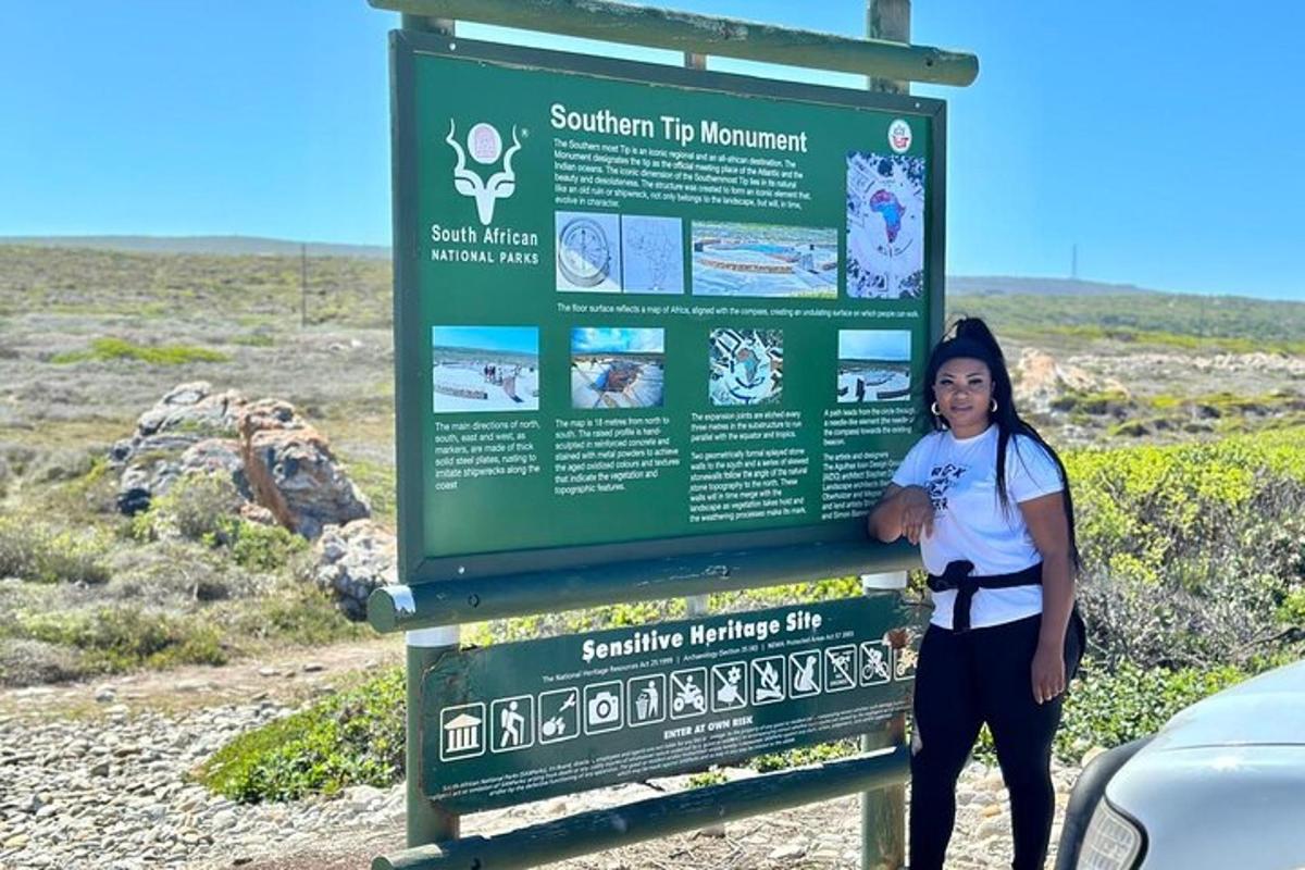una donna in piedi accanto a un cartello nel deserto