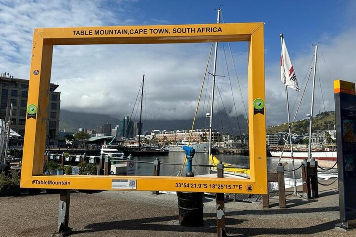 cermin kuning besar dipajang di marina