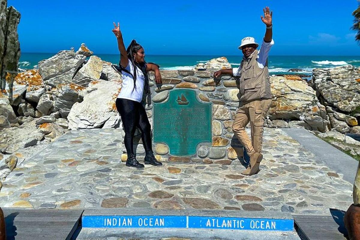 due persone in piedi davanti a un cartello sull'oceano