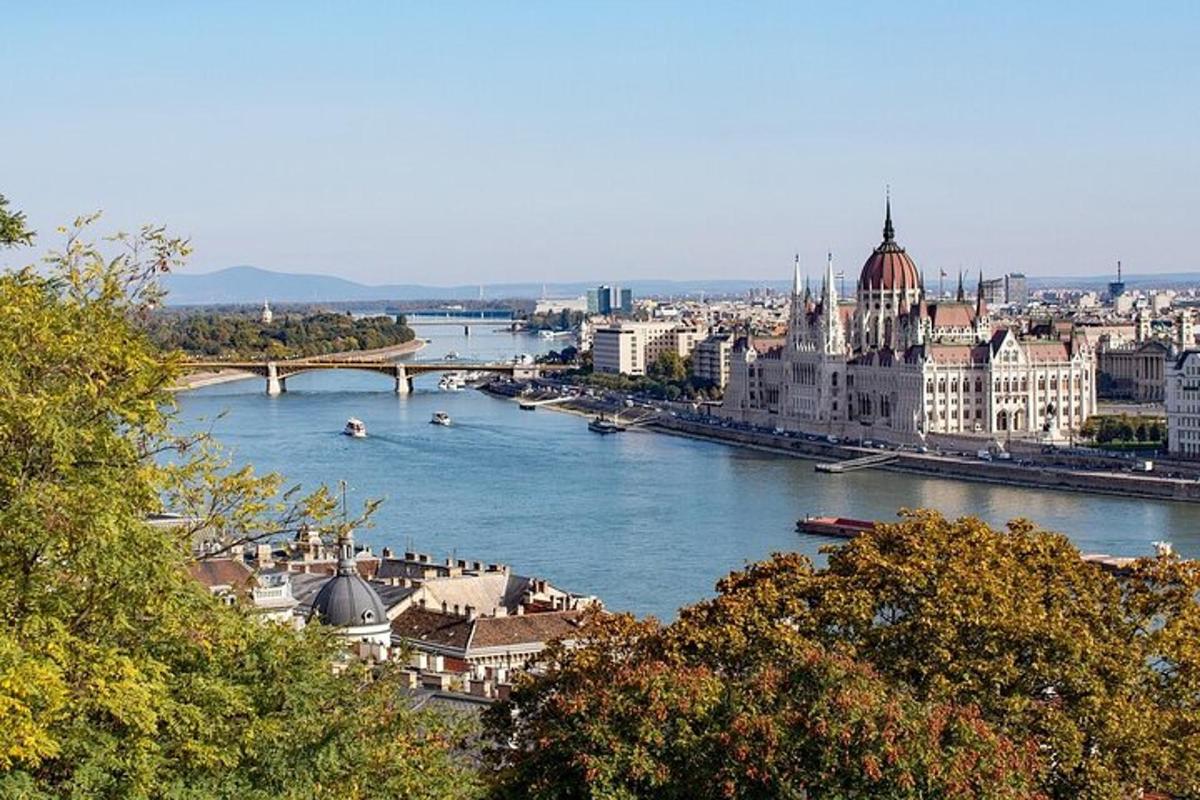 pohled na řeku s budovami a mostem