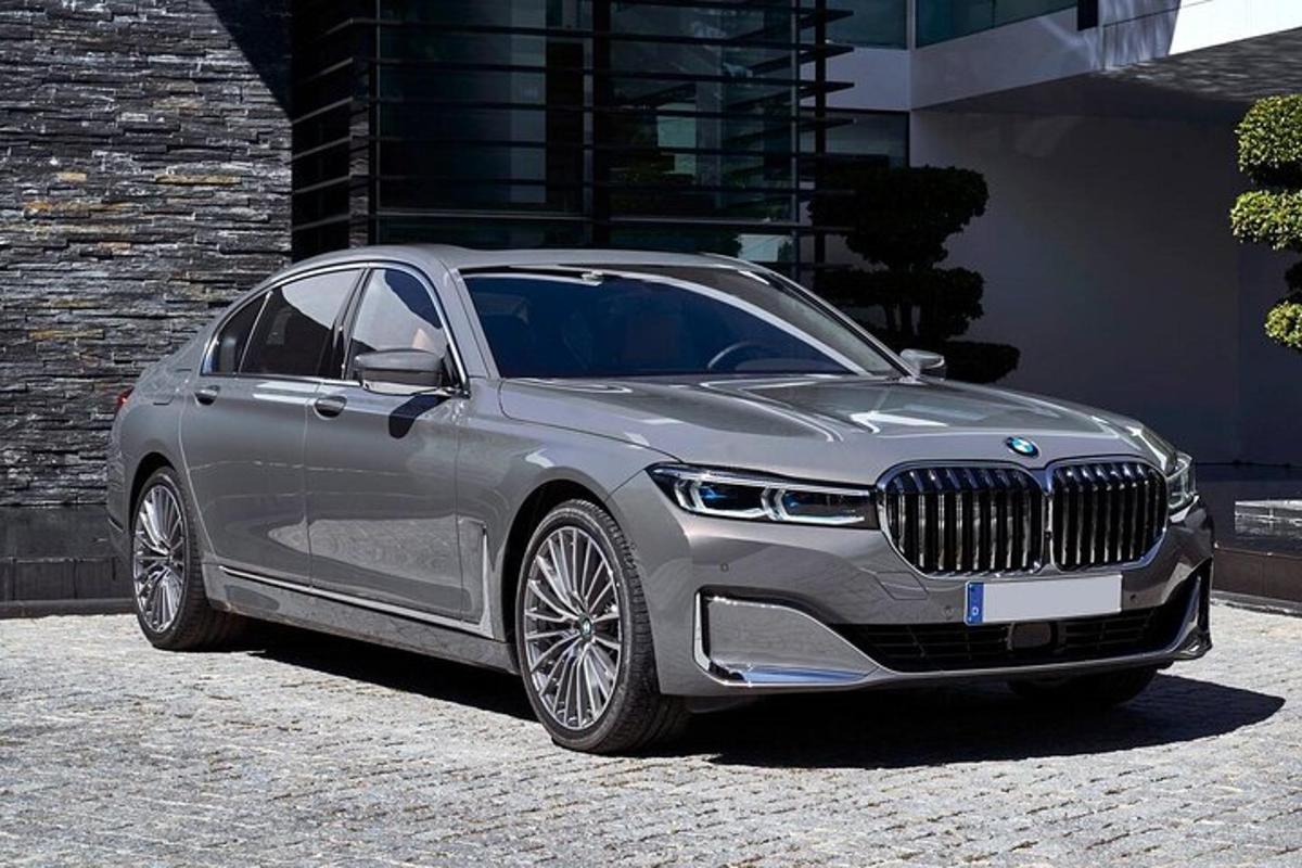 una BMW argentata parcheggiata davanti a un edificio