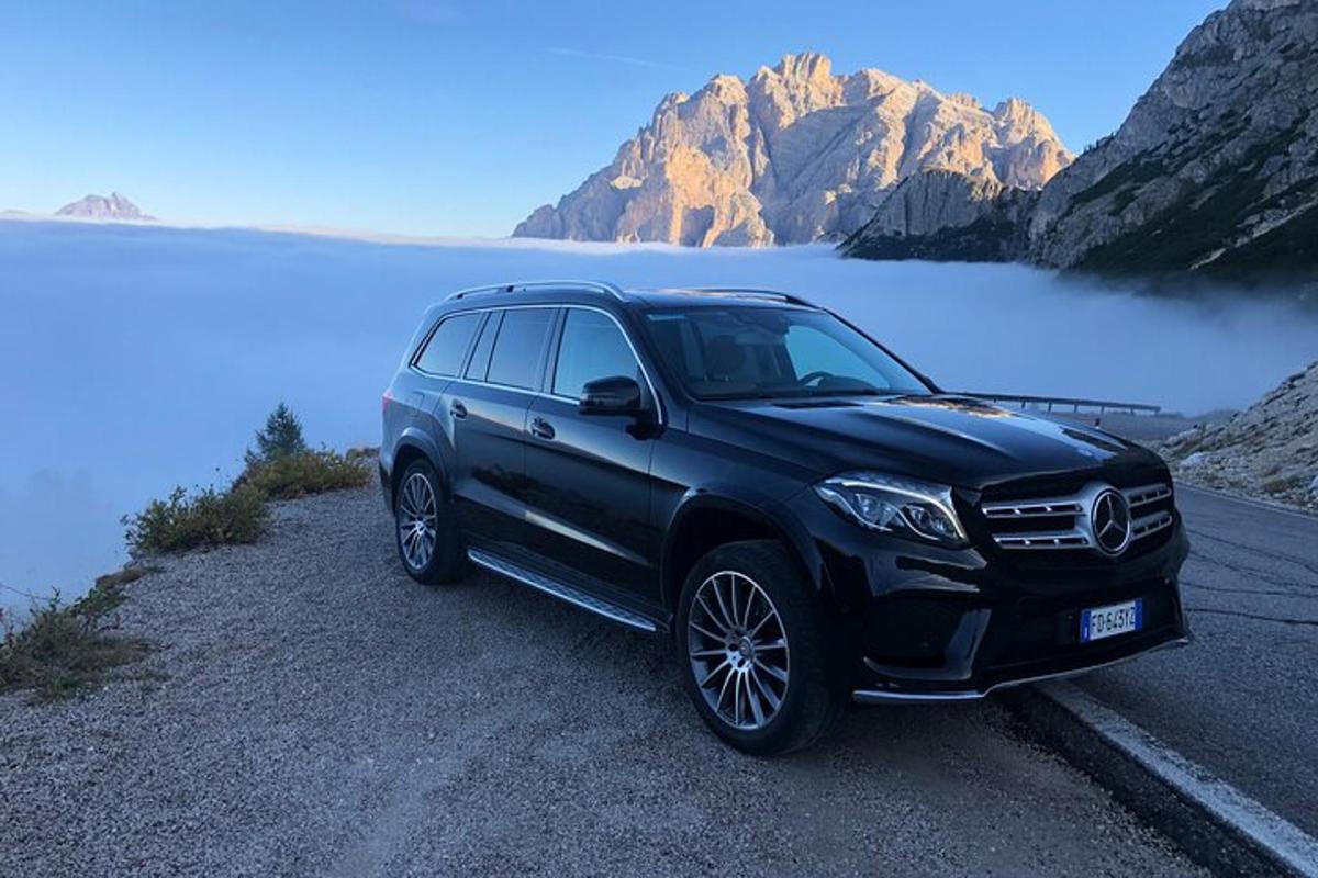 ένα μαύρο SUV παρκαρισμένο στην άκρη ενός δρόμου