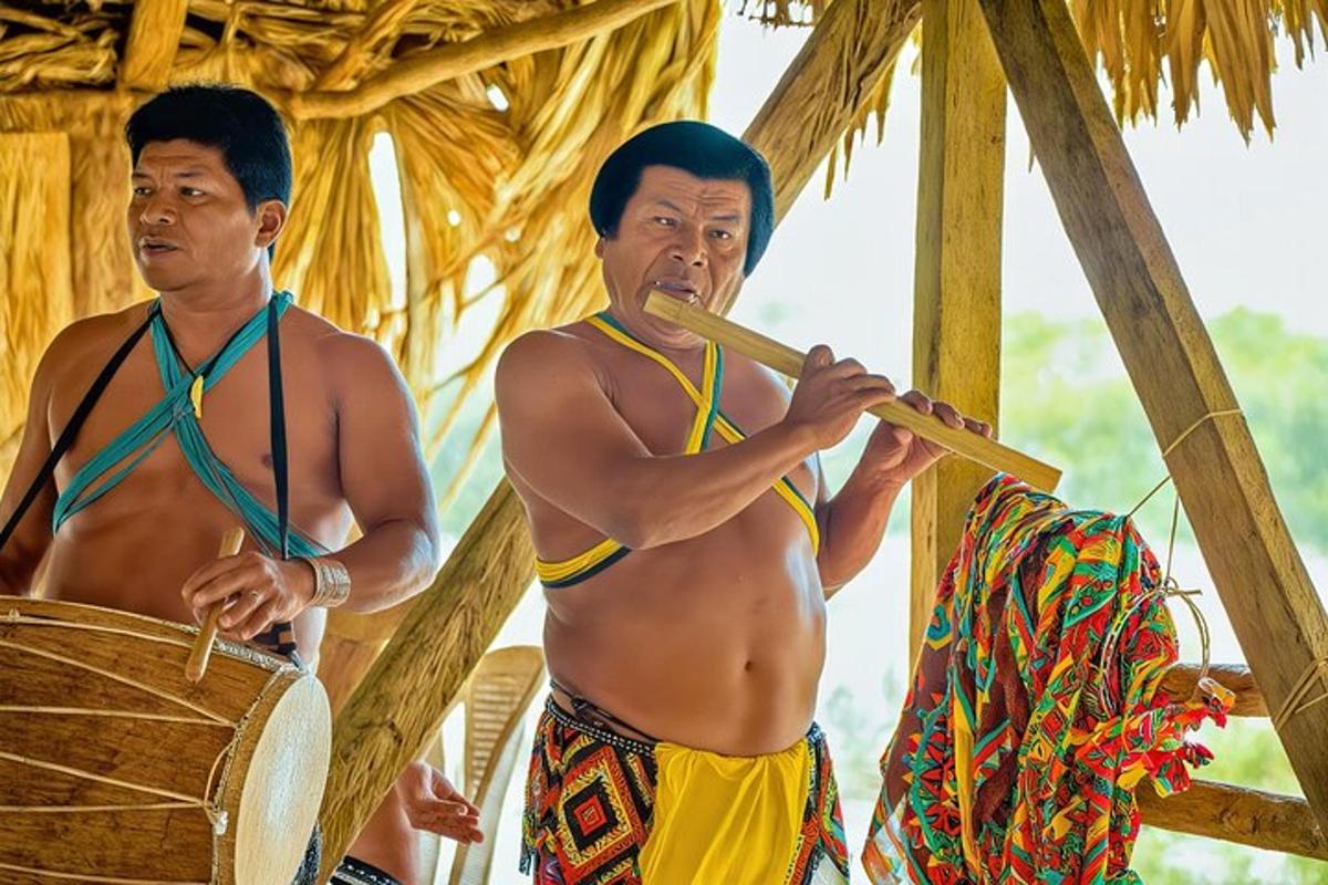 dos homes tocant música amb baquetes de fusta