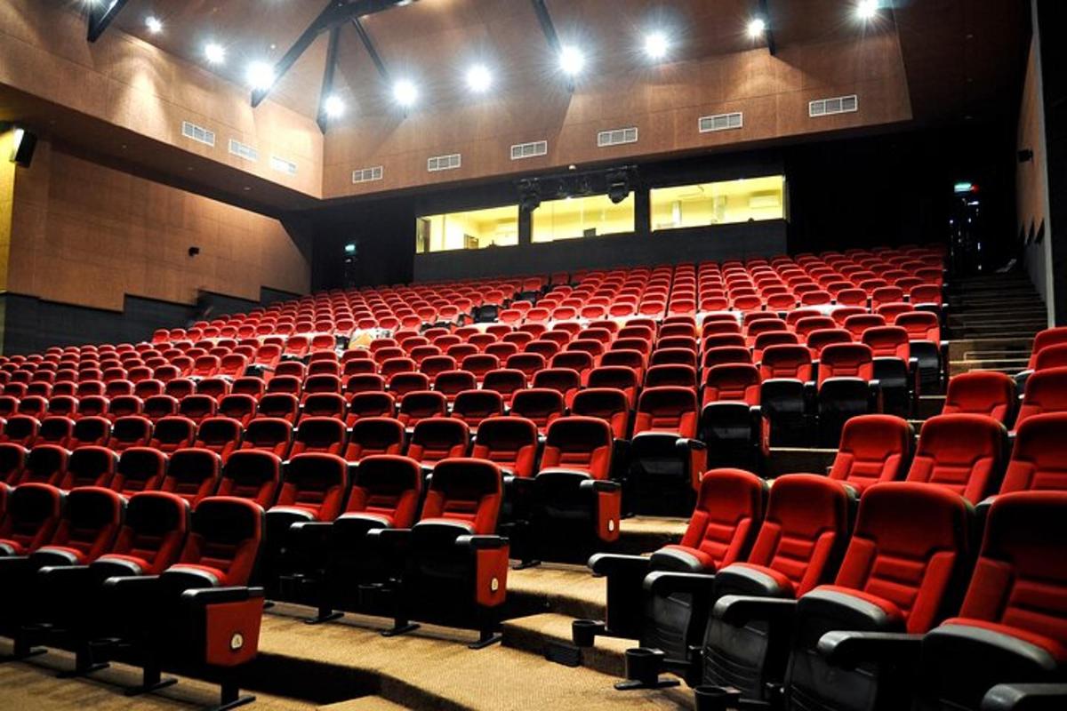 tühi saal punaste istmetega teatris