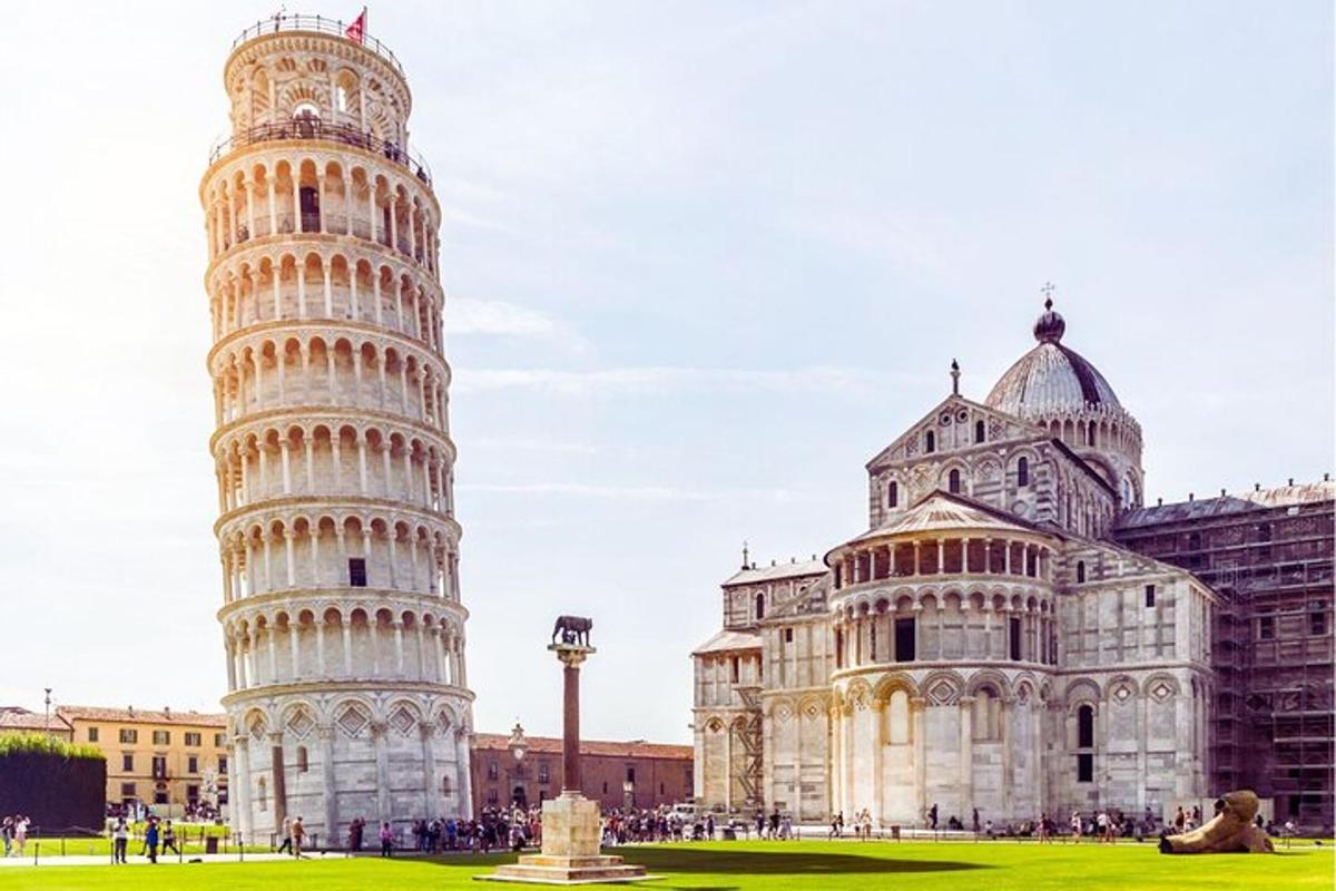 una imagen de la torre inclinada de Pisa