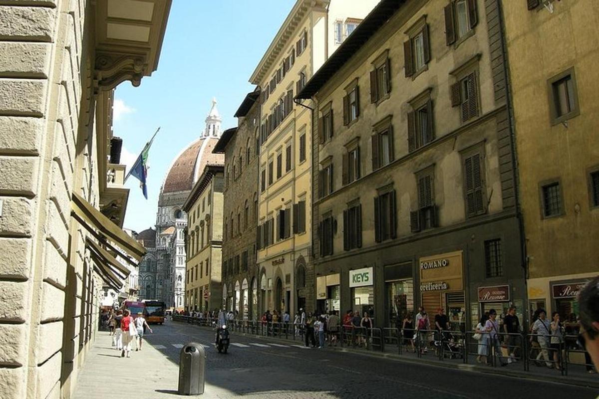 skupina ljudi, ki hodijo po ulici ob stavbah