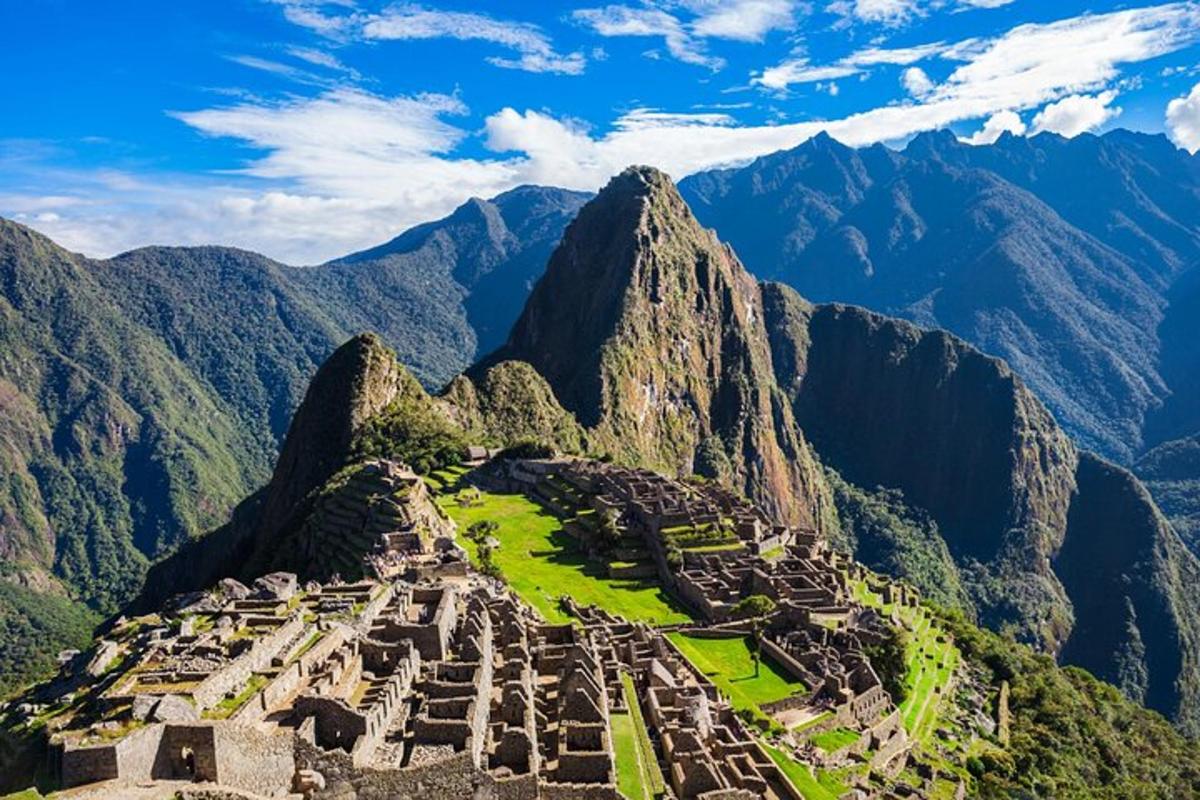 o priveliște a orașului Machu Picchu din vârful unui munte