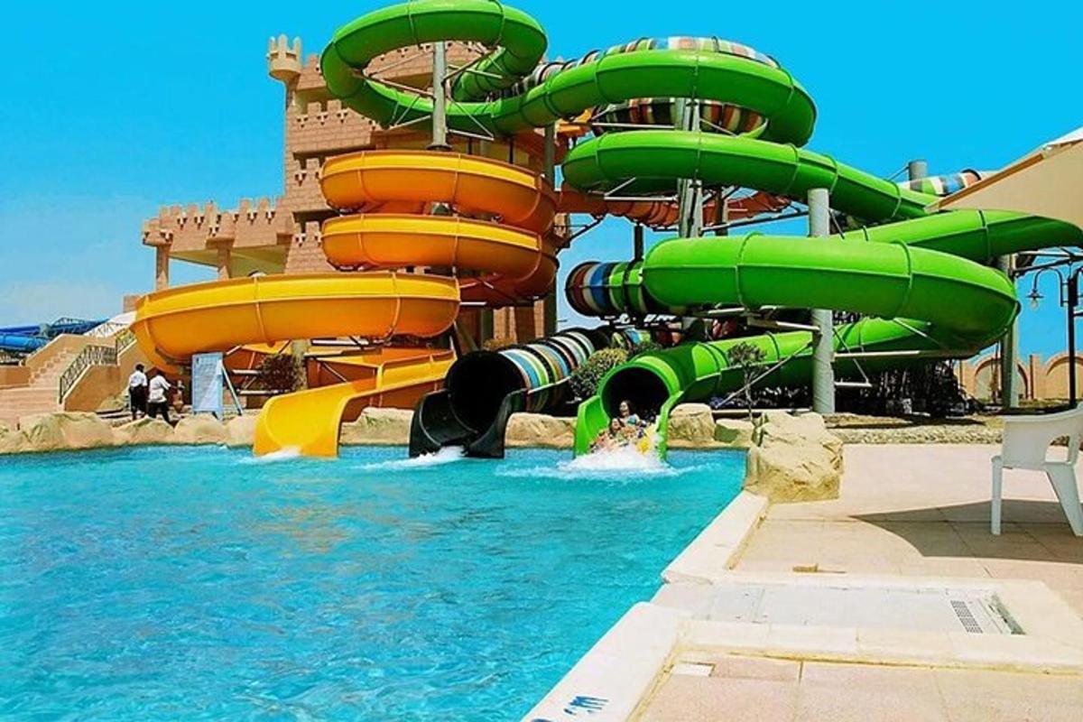 een waterglijbaan in een waterpark