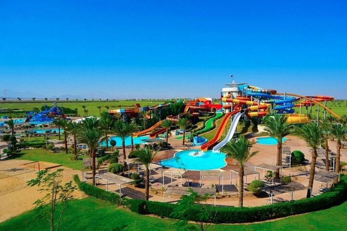 een leeg waterpark met een waterglijbaan