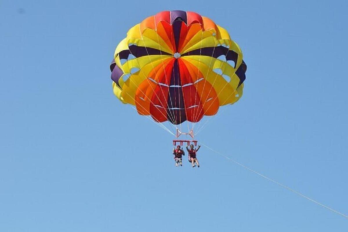 Un globo aerostático colorido en el cielo