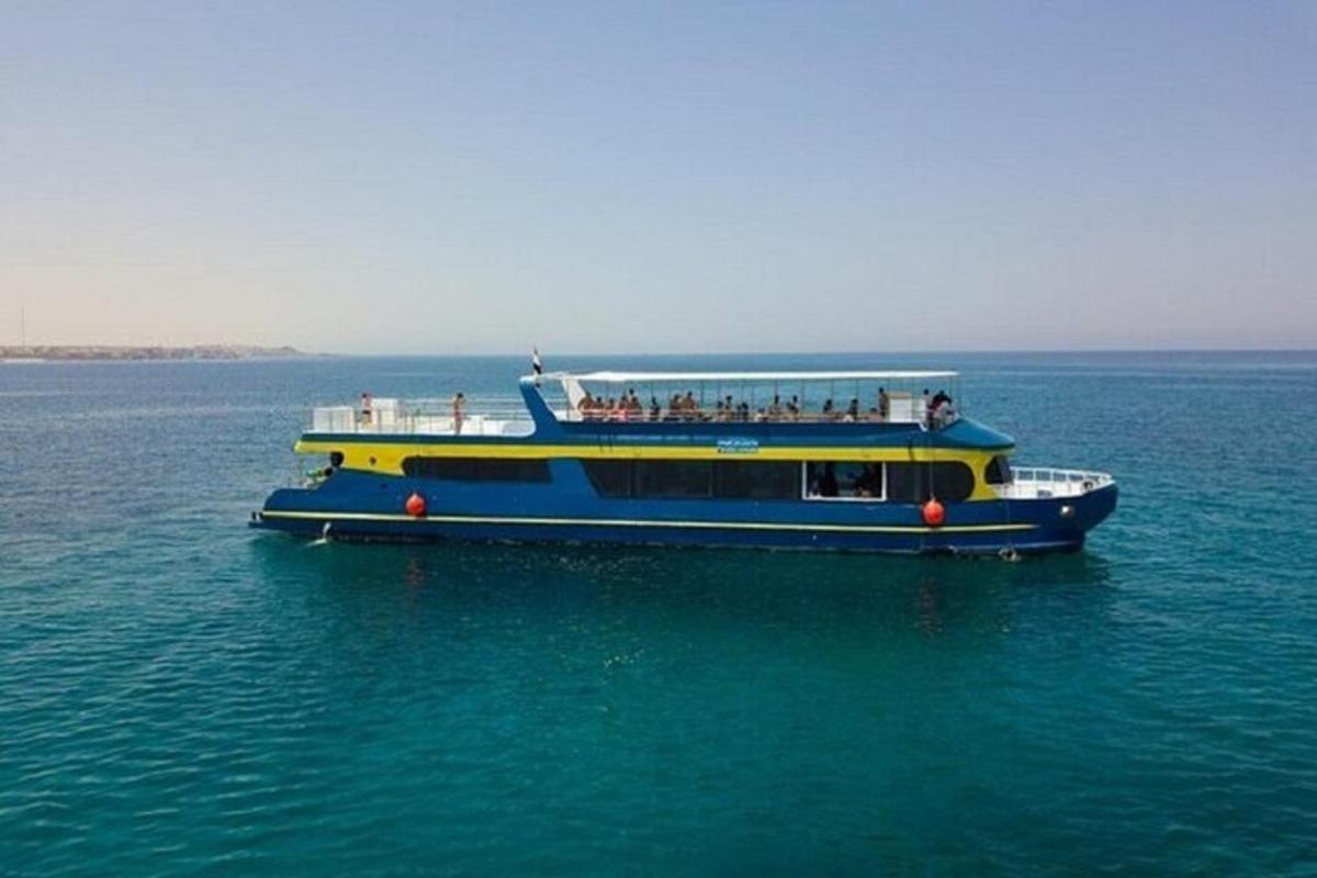 perahu biru dan kuning di dalam air