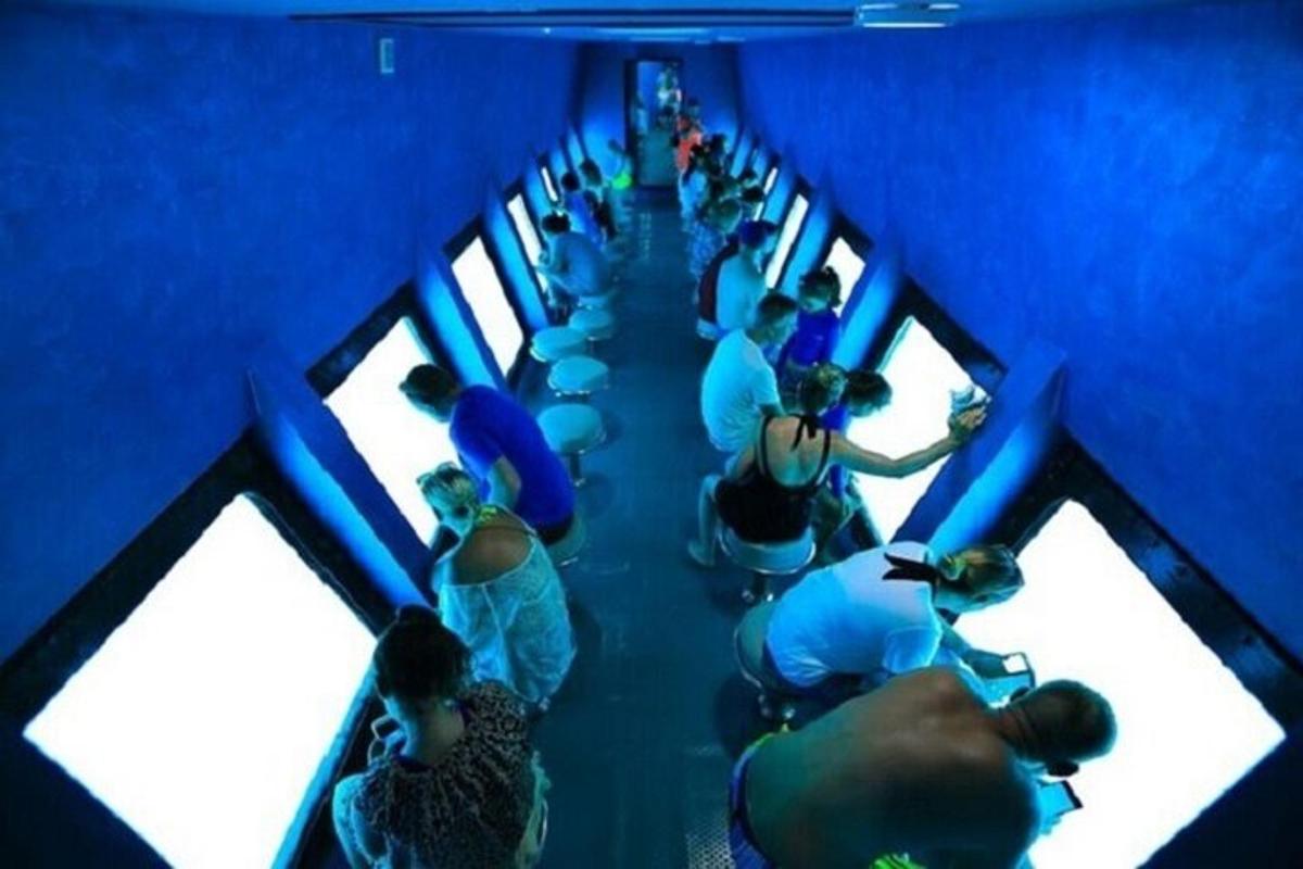 sekelompok orang yang duduk di ruangan biru